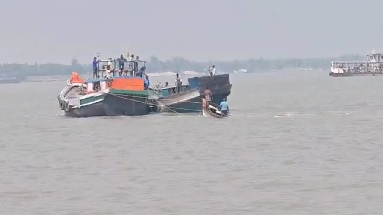 Cargo boat sinks in the Muriganga: five people including the boatman narrowly escape