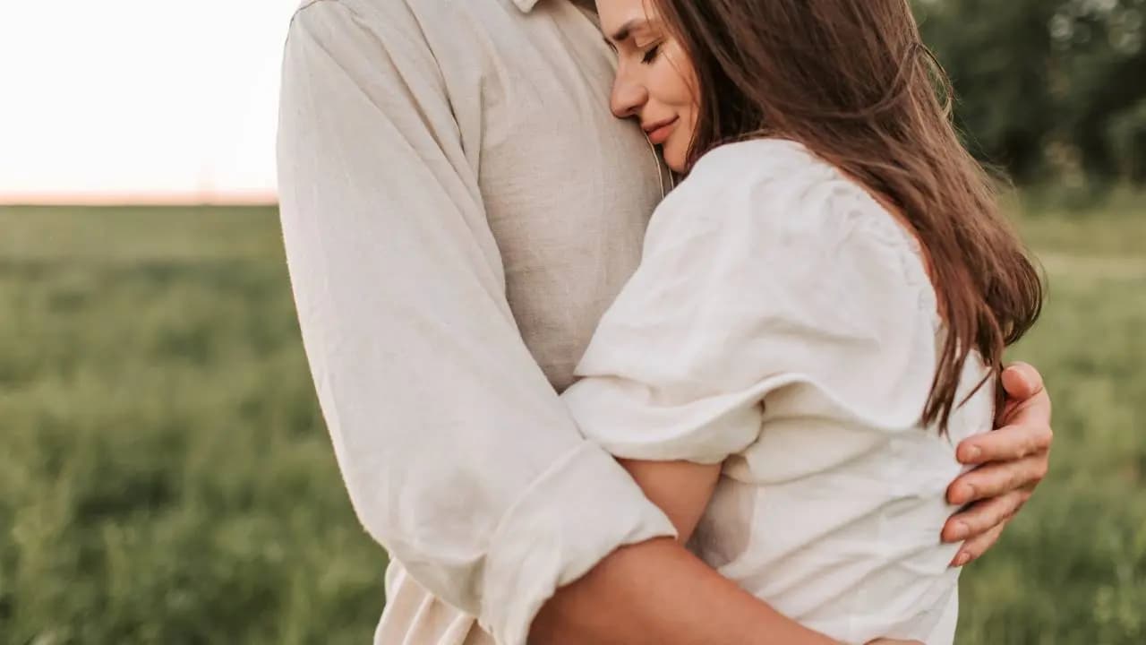 Husband tightly hugs his wife and her five ribs broken in china