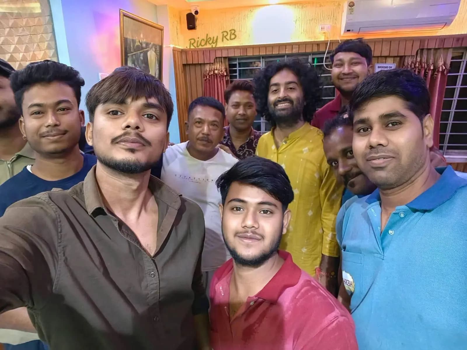 Arijit Singh visits his hometown jiaganj and hensel Restaurant