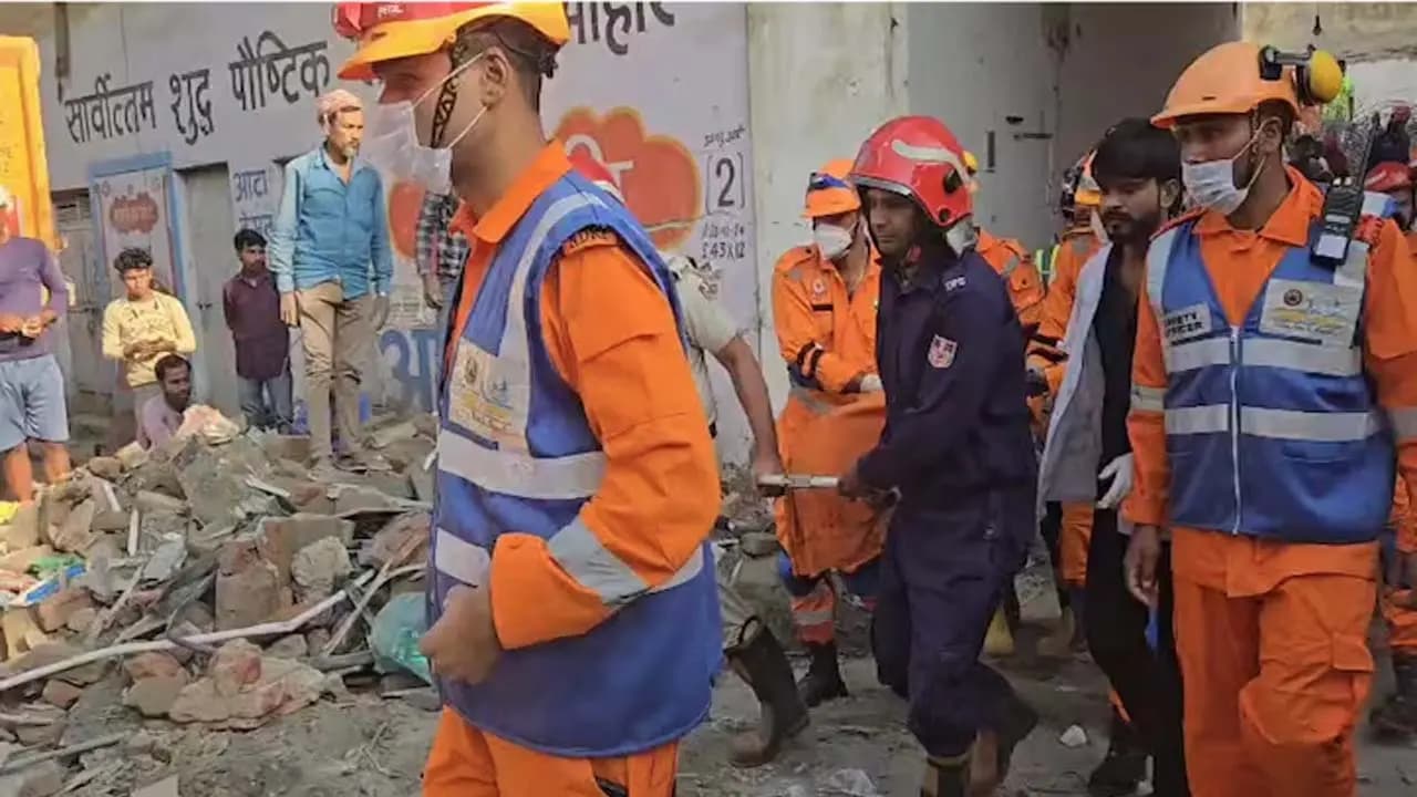 Delhi House Collapsed: A house collapsed in the Milan Garden area under the jurisdiction of Delhis Harsh Vihar police station two people were killed
