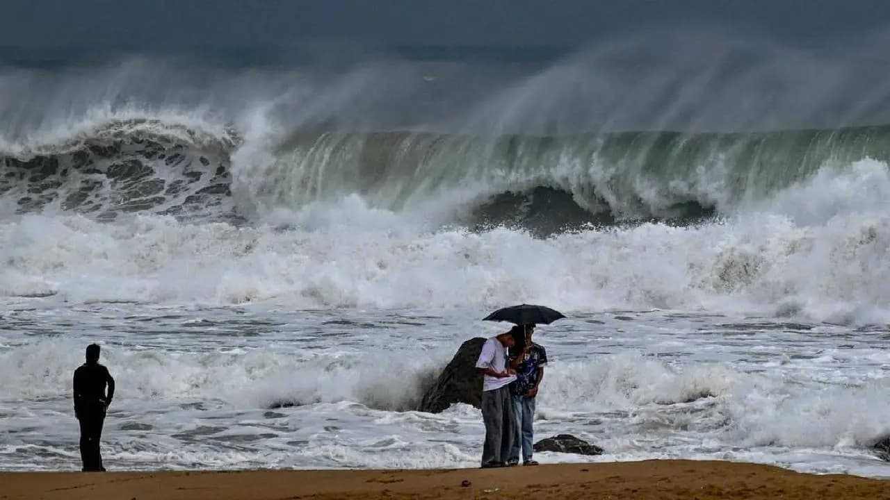 Cyclone Arnab Update: Heavy Rainfall Warning, Several Flights Cancelled in Andhra Pradesh Ahead Of Cyclone Arnab Landfall