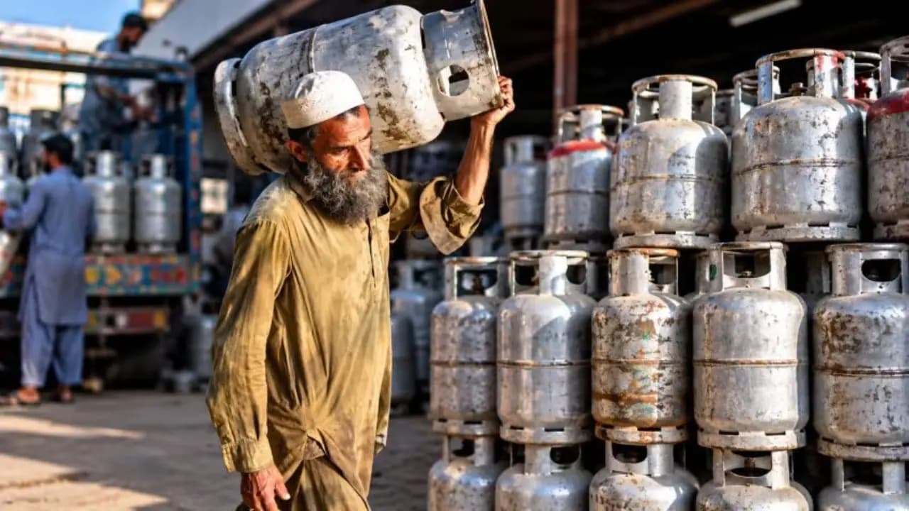 LPG Price hike in Pakistan: amidst crisis one LPG cylinder costs 10000 Pakistani rupees in Pakistan citizens are suffering