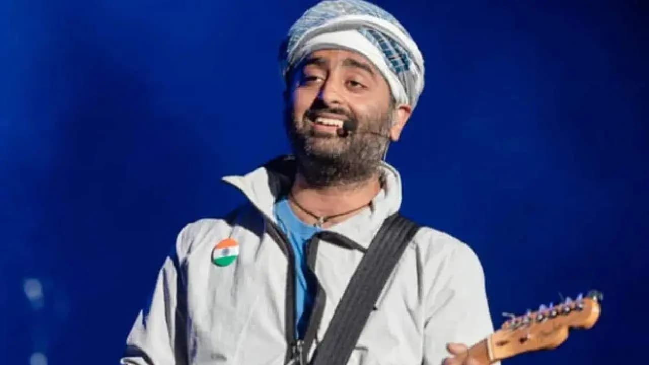 Arijit Singh escape from fans gathering video viral on social media 