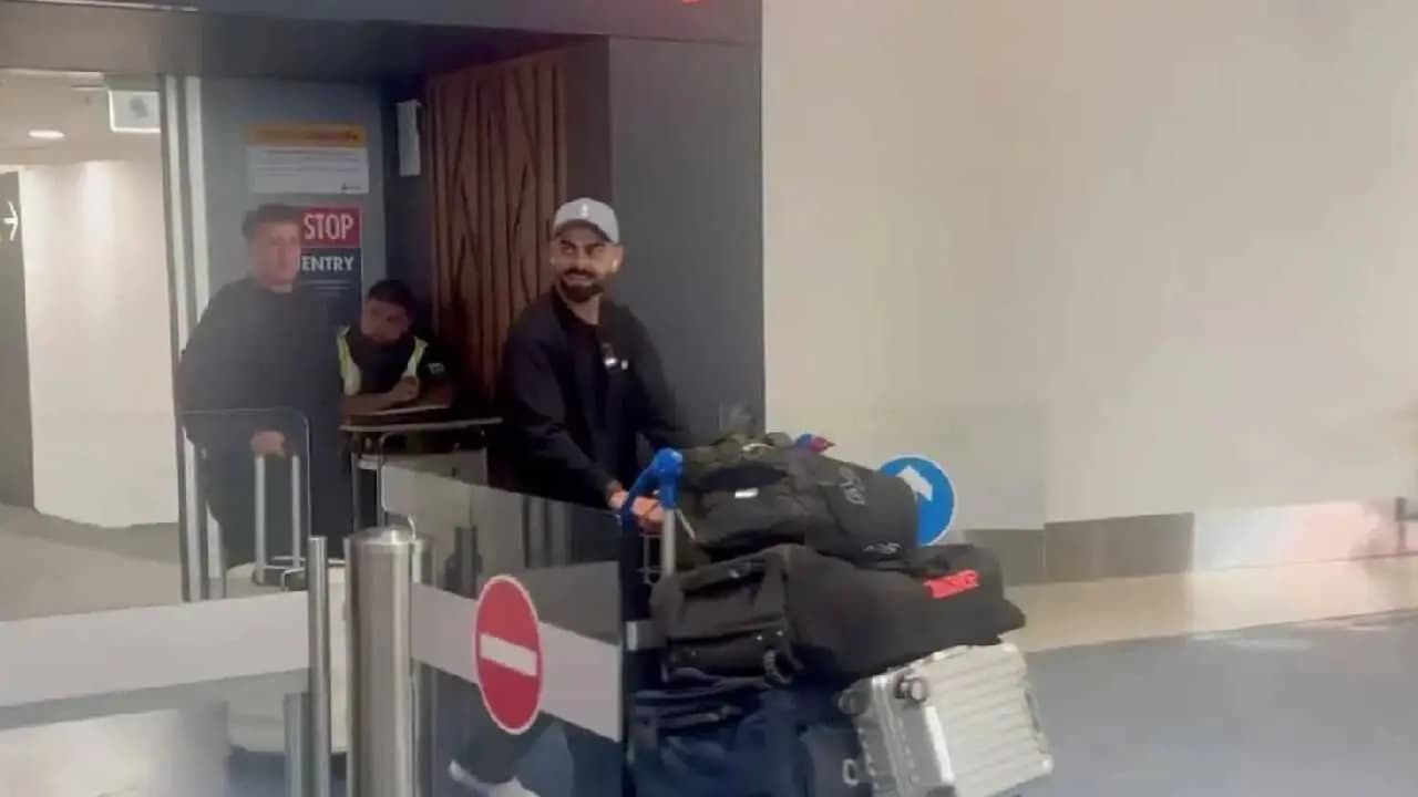 Virat Kohli's arrival causes chaos at Auckland Airport, fans go crazy 