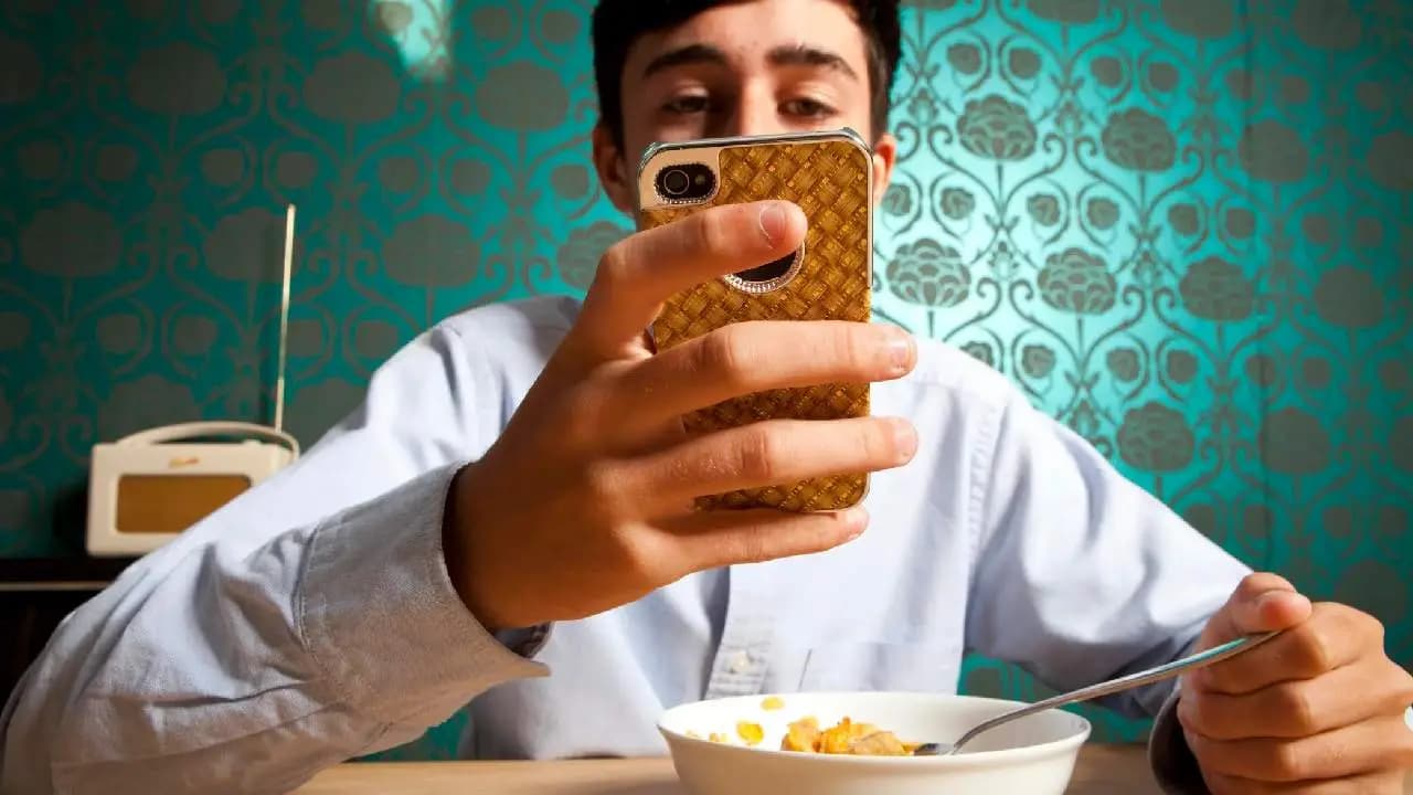 eating while watching TV or looking at your phone without even knowing it you are causing serious harm to your body