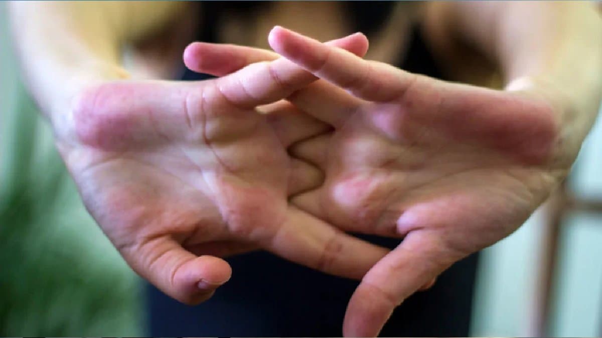 Why the finger popping sounds are created lif