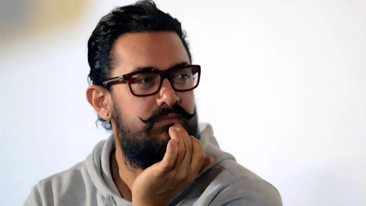 25 IPS officers suddenly visit Aamir Khan s residence video viral