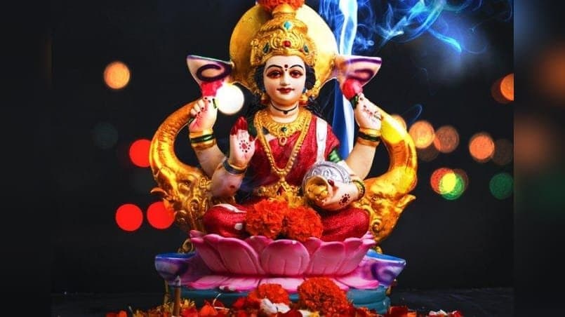 kojagori laxmi puja rituals and what are the favourite flowers and fruits of laxmi Devi lif