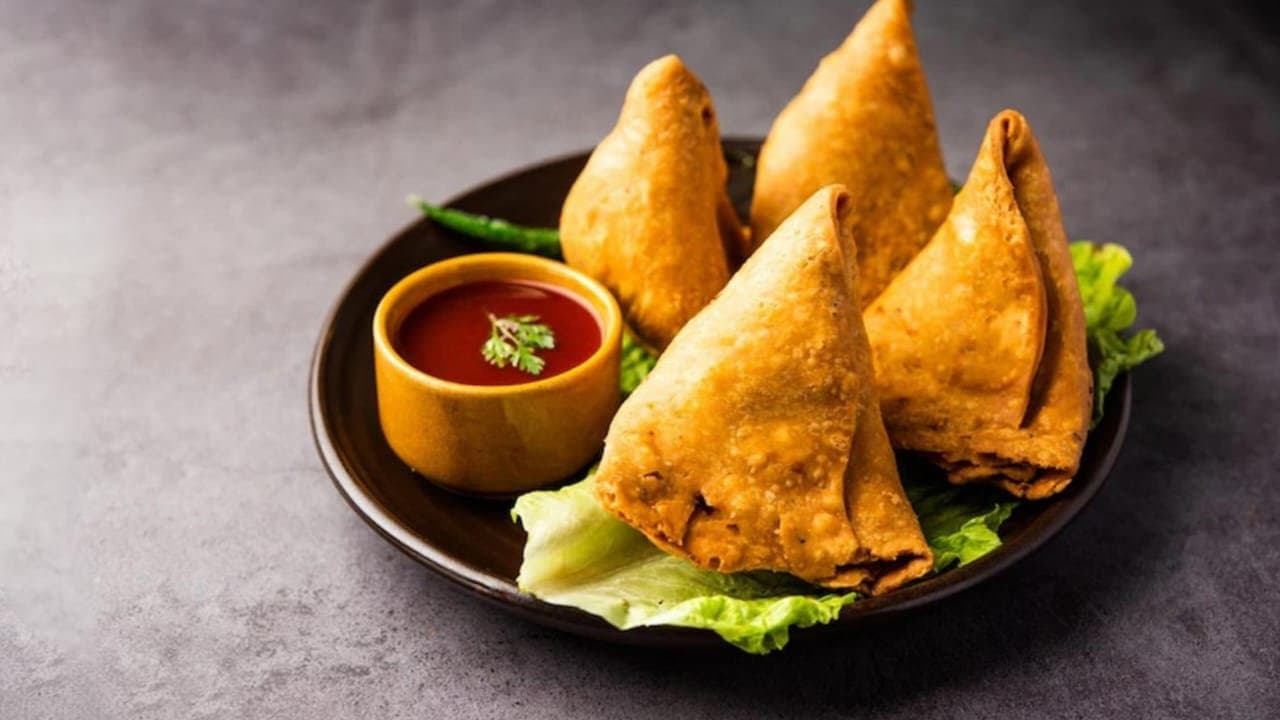 95 samosas and 200 tomato ketchups ordered at 2 different cities, Food Delivery app calls it 'Rab ne bana di jodi'!
