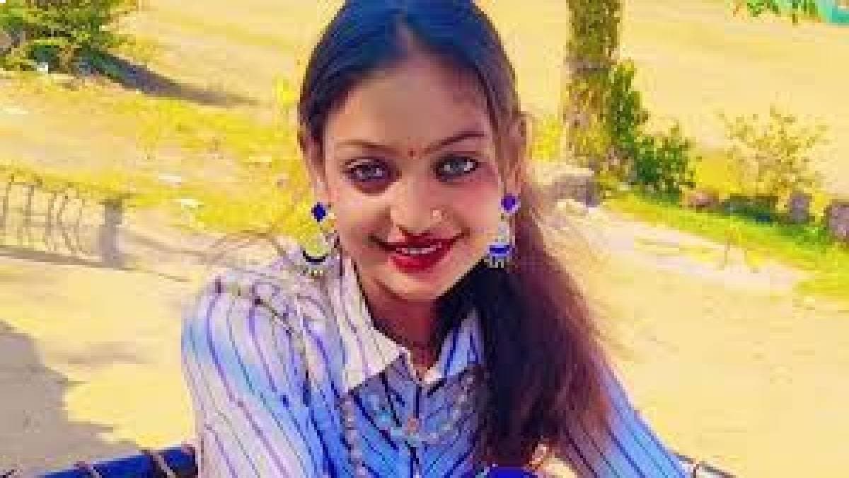 mahakumbh viral girl monalisa bags lead role in bollywood movie