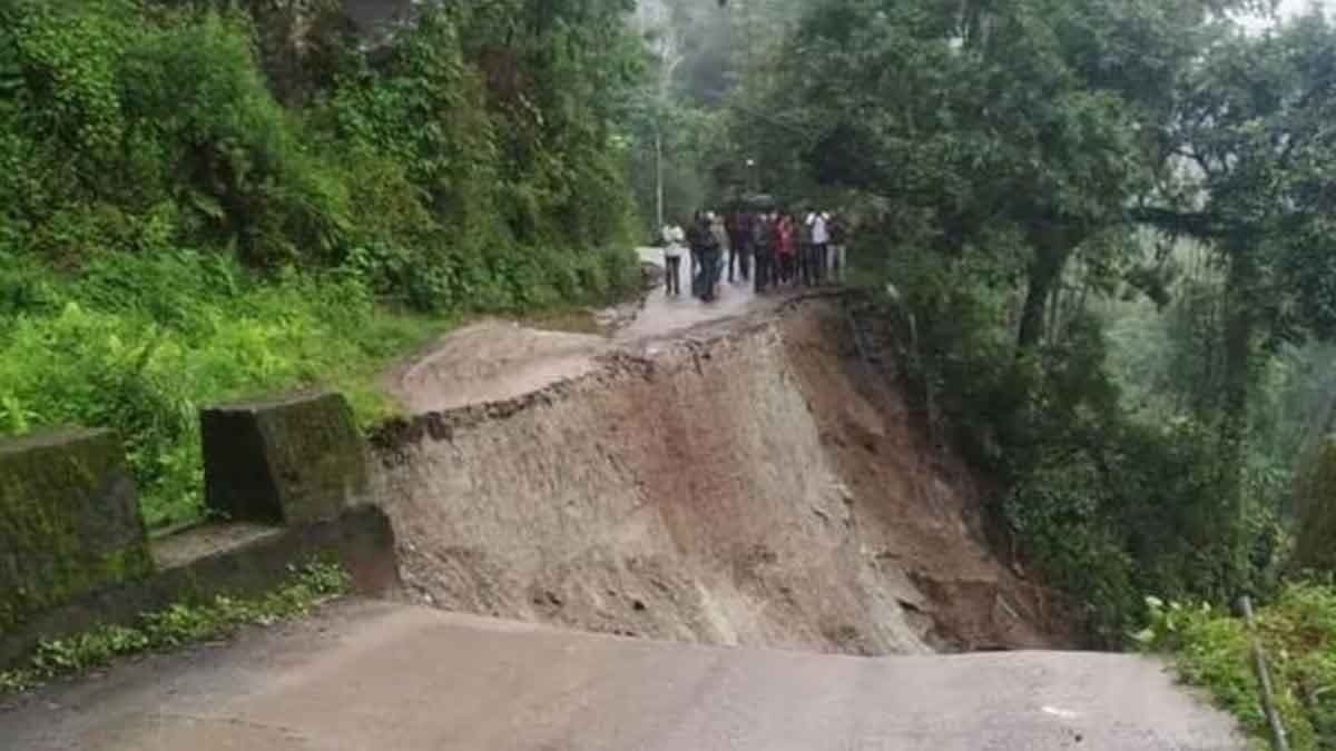 landslide at setijhora, nh 10 traffic halted gnr