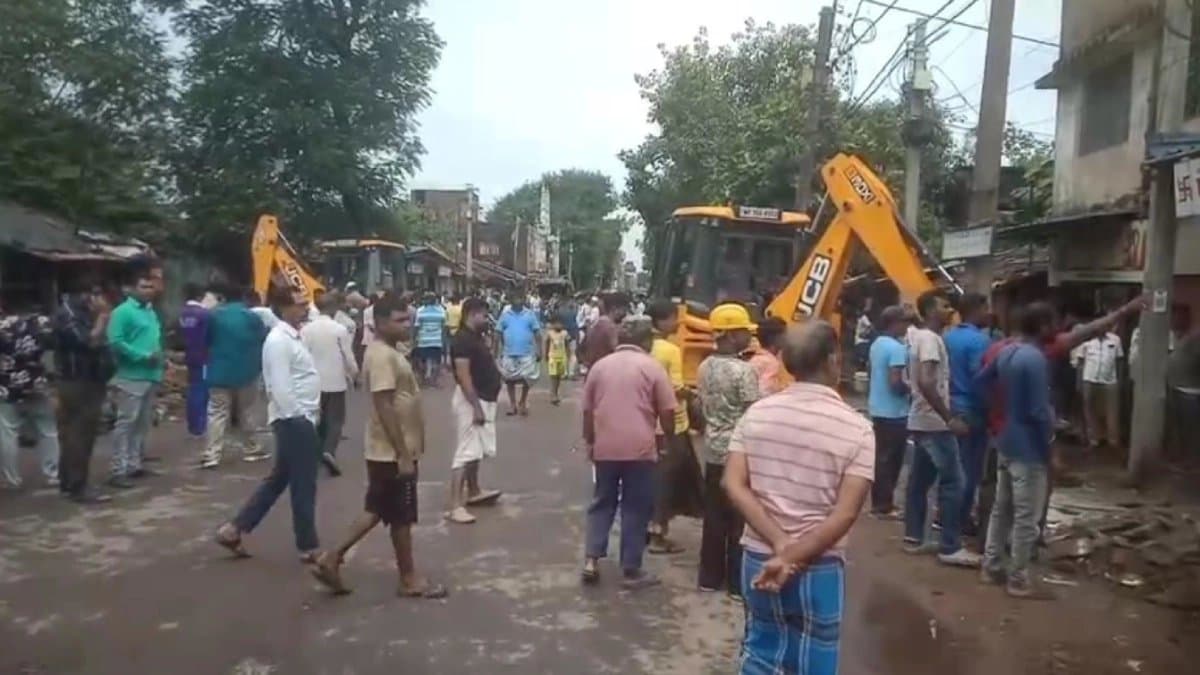 Chandannagar Municipality doing eviction campaign in Urdi Bazar area