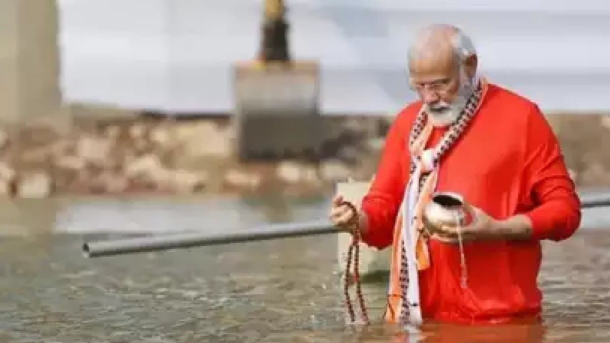 Mahakumbhmela 2025 PM Modi Takes Holy Dip In Triveni Sangam gnr