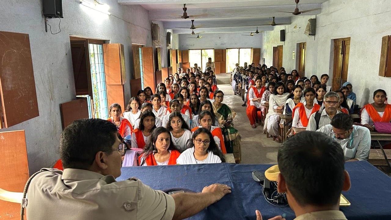 Murshidabad police training students about cyber crime gnr