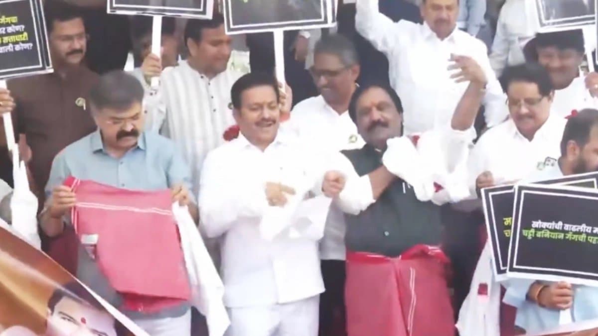 Over dal Lungi Baniyan Protest By Maharashtra Opposition