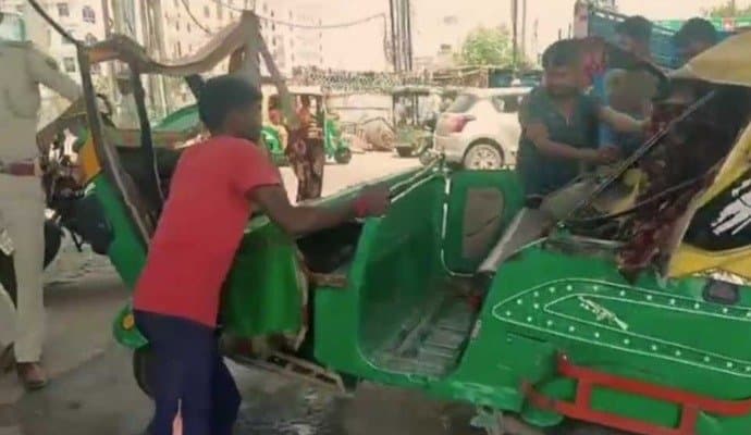 7 killed in Patna as autorickshaw rams into bulldozer