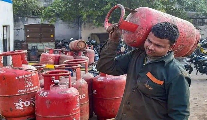 commercial gas cylinder rate reduced