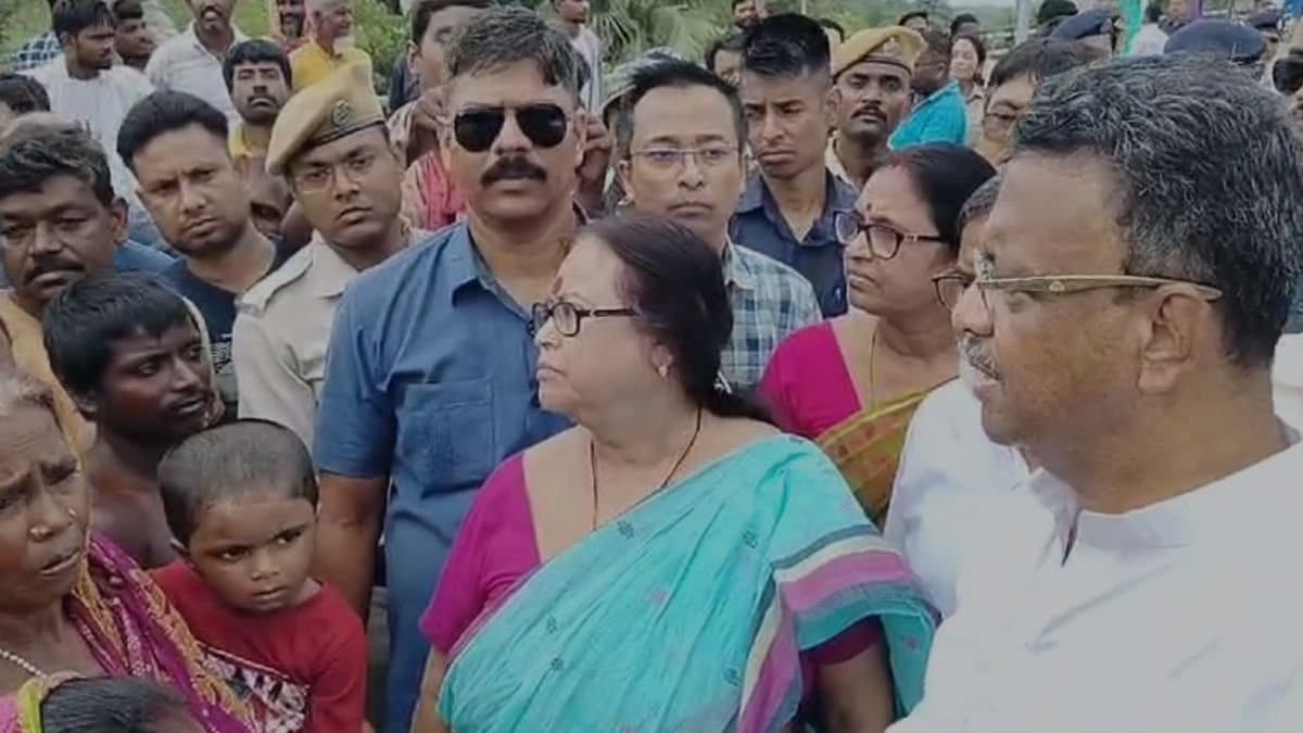 Relief Materials were snachted by the flood affected people in Malda