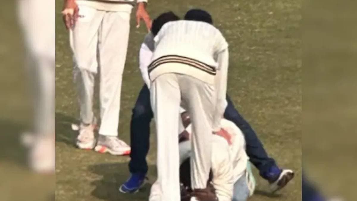 Fan Breaches Security To Meet Virat Kohli, This Happens Next spt