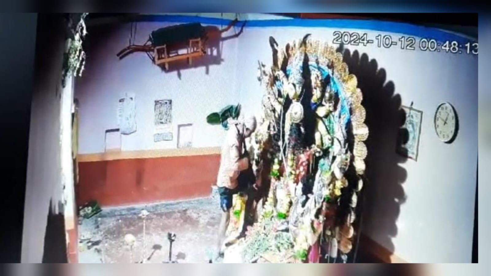 Miscreant stole ornaments of Durga goddess in Bardhaman_gnr