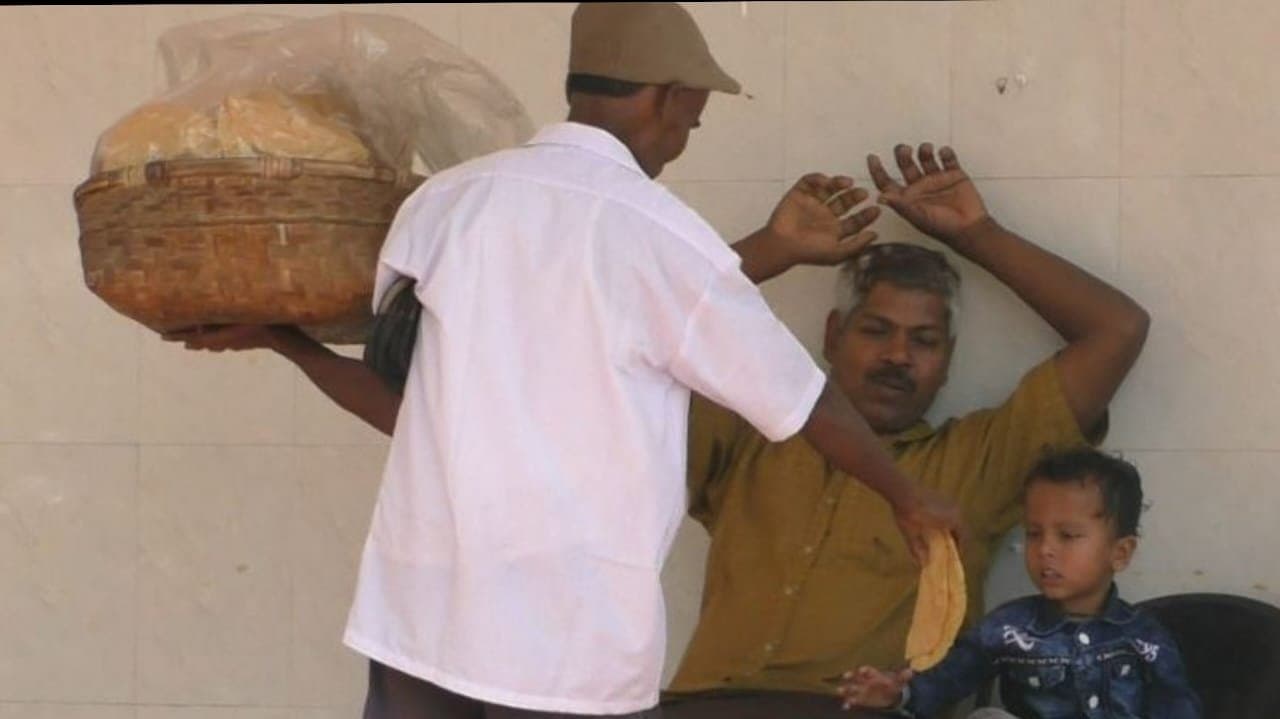 odisha man walks 30-40 km daily for sell papod_gnr