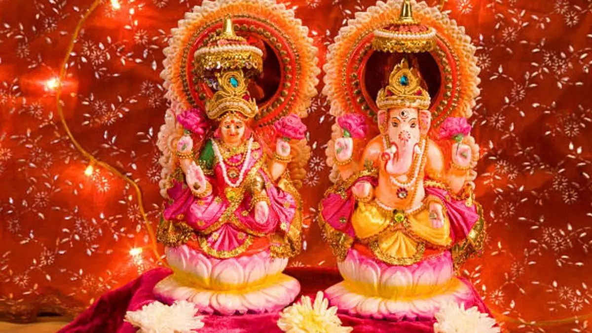 On which side Should you keep Maa laxmi on lord Ganeshas left or right side lif