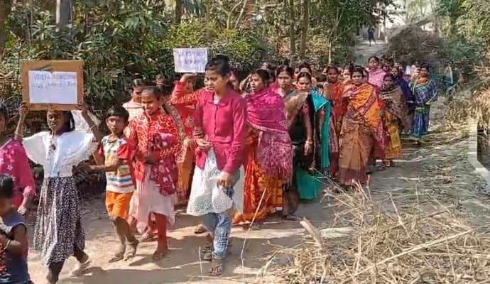 protest on liquor shop in village