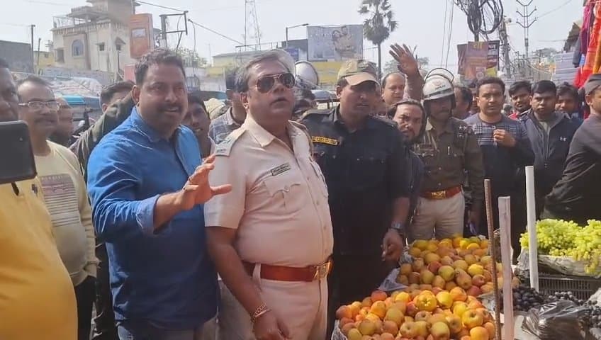 Murshidabad police takes step to clear roads in raghunathganj