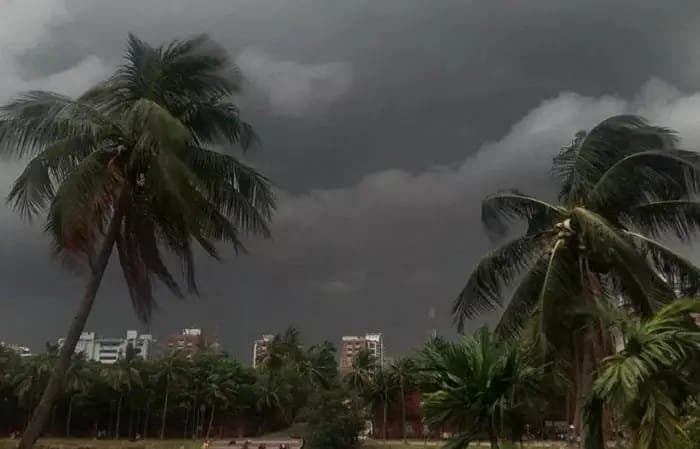 Partly cloudy skies amid heatwave in Kolkata