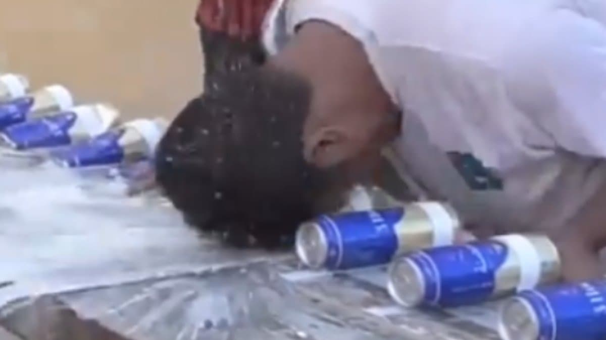 Pakistani Man Crushes 39 Full Cans With His Head In 30 Sec