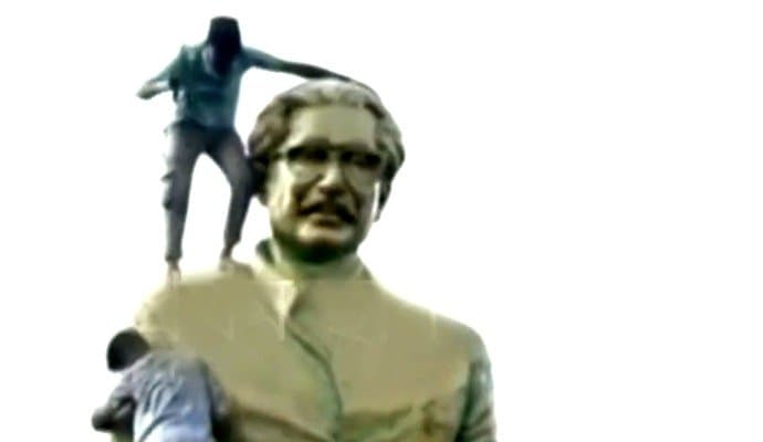 Bangladesh protest Bangabandhu's Statue Vandalized by protesters gnr