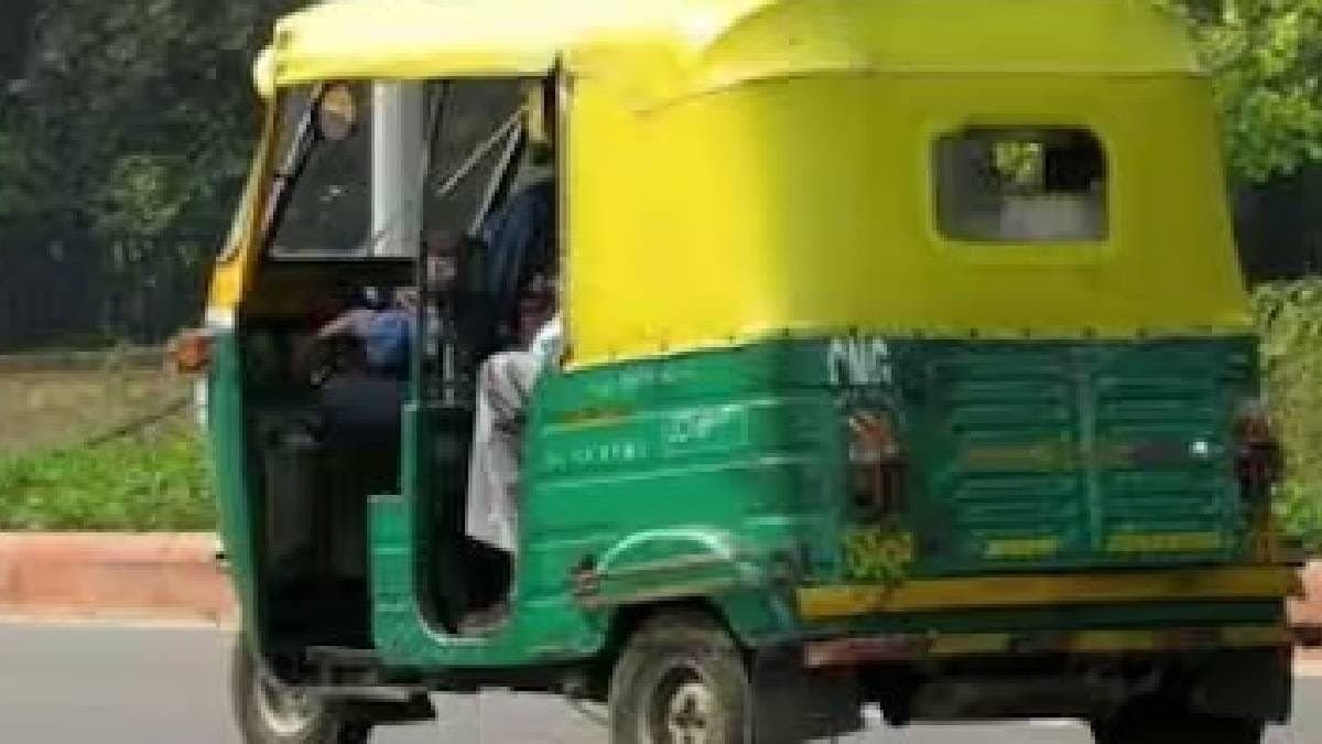 Auto Rickshaw Driver harassing walking women