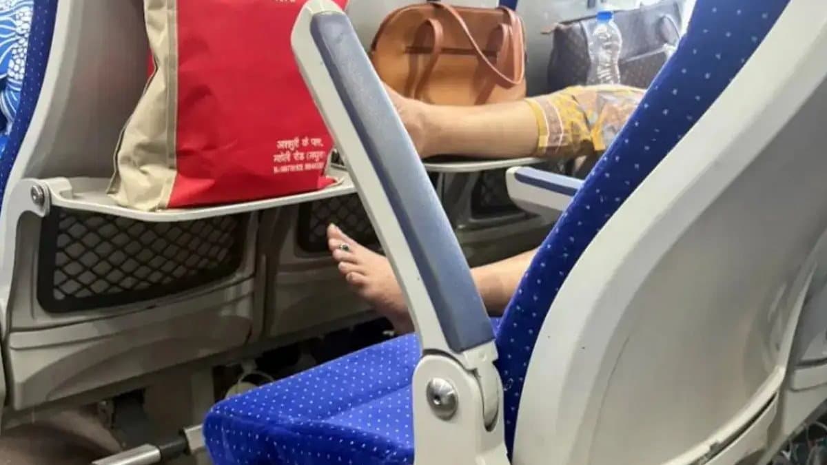 wrong Behaviour In Train viral post