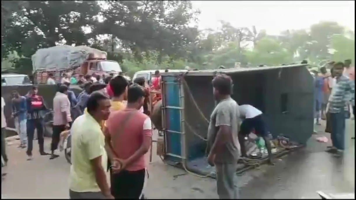 Mogalmari car and bus collision one killed seven injured gnr