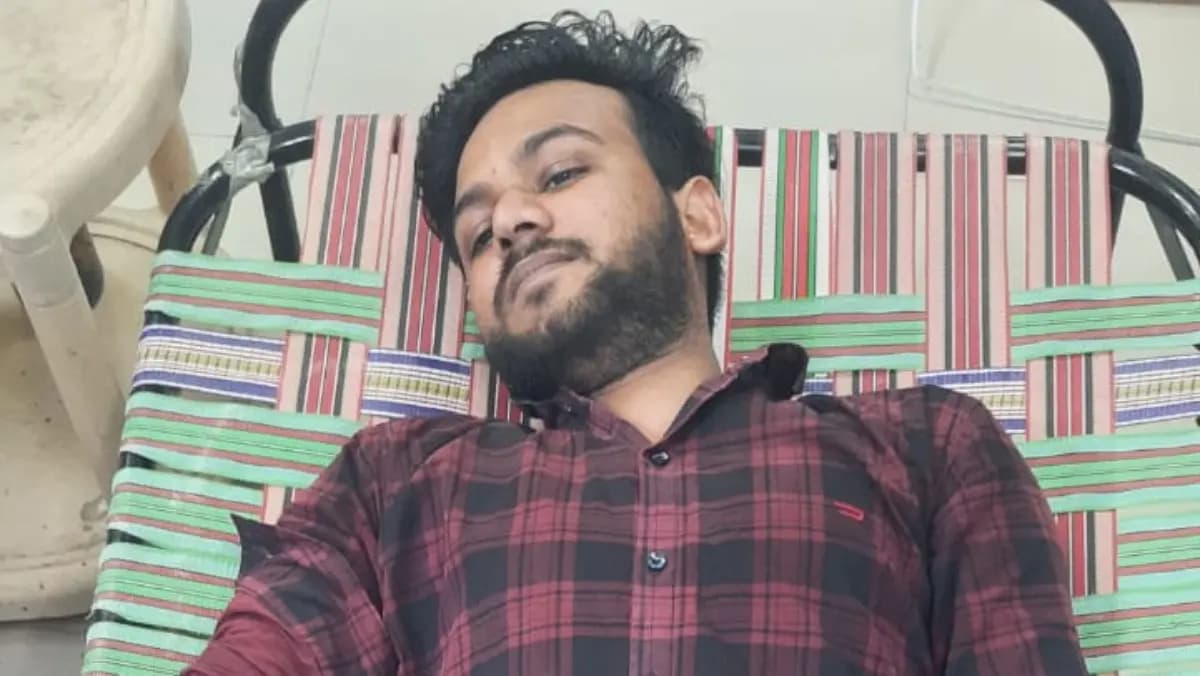 Youth donated blood after breaking his Ramadan