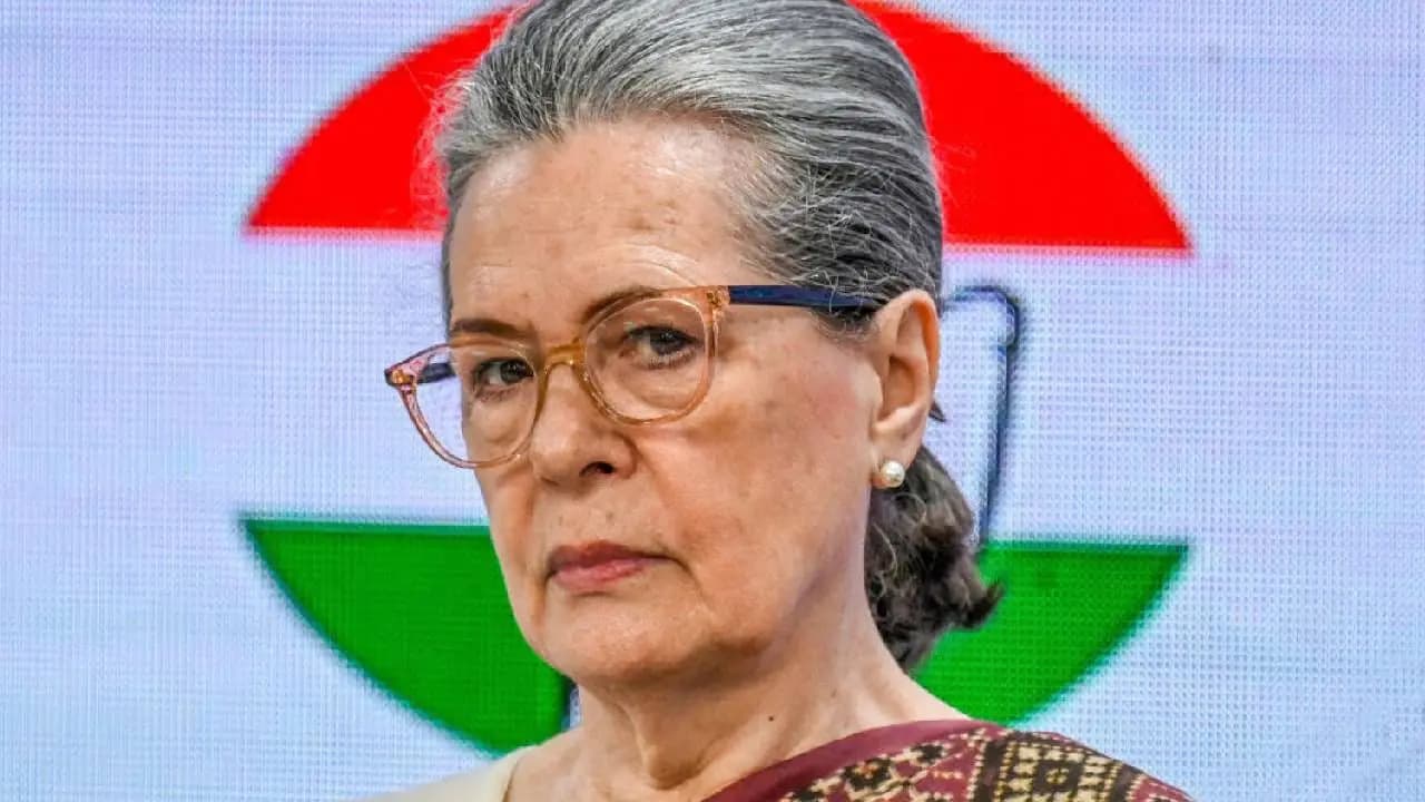 Sonia Gandhi Hospitalised in Delhi with Lung Infection; Rahul Gandhi Cancels Kerala Visit
