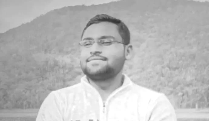 Chhattisgarh: ভীনরাজ্যে পড়তে গিয়েছিলেন, মর্মান্তিক পরিণতিতে কান্নার রোল পরিবারে। ছত্তিশগড় থেকে খবর এল গুড়াপে, বাঁধের জলে পড়ে অস্বাভাবিক মৃত্যু পড়ুয়ার। শোক গুড়াপের সাধু পরিবারে। মৃত ছাত্রের নাম কৌস্তভ সাধু(২৩), বাড়ি হুগলি জেলার গুড়াপ থানার খাজুরদহ মিলকি গ্রাম পঞ্চায়েতের দুর্গাপুর গ্রামে।