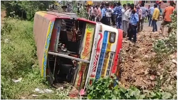 bus accident at bardhaman, 20 injured