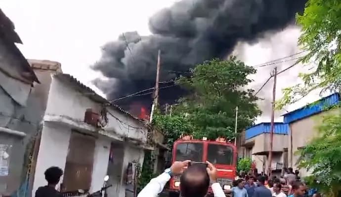 fire at dhapa mathpukur area