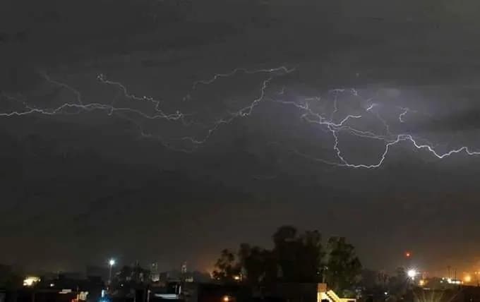 Lightning kills one, five injured in chopra