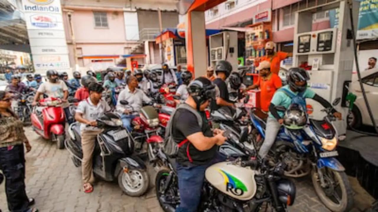 Modi Govt Cuts Fuel Excise Duty by 10 to Offset Rising Global Crude Oil Prices