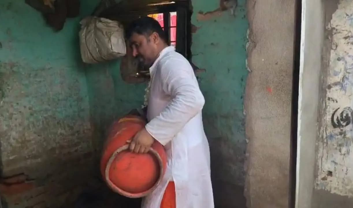 West Bengal Election 2026: BJP Candidate Krishnakanta Saha Delivers Gas Cylinder During Sainthia Election Campaign