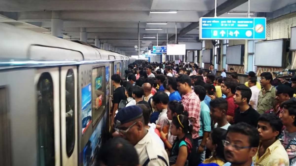 etro carries huge passengers during Puja days gnr