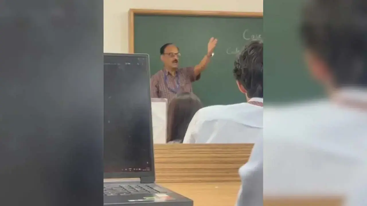 Sharm Nahi Aati Professor severely rebukes Muslim student video goes viral