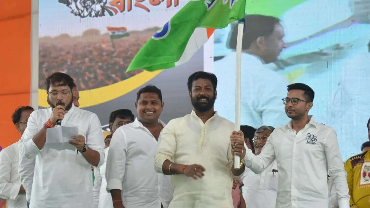 Bengal Elections: hooghly-bjp-district-vice-president joins tmc-and-praise-abhishek-banerjee