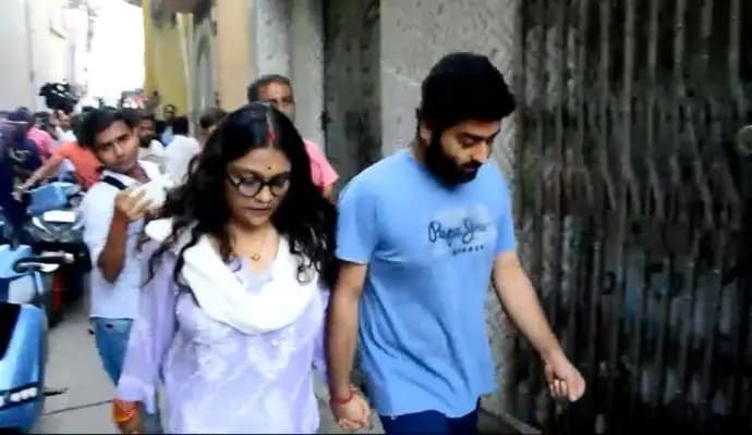 Arijit singh cast his votes at murshidaabad