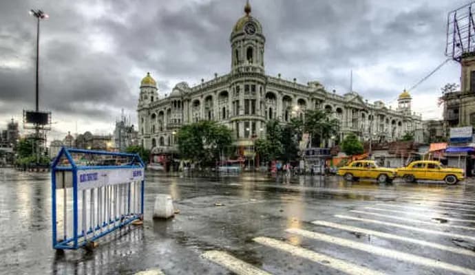 South Bengal districts drench in incessant rainfall today, traffic disrupted
