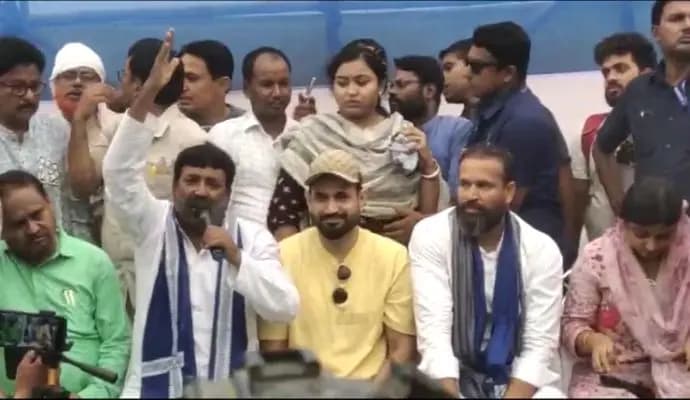 Irfan Pathan at election campaign