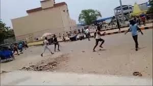 Chaos in front of Shalimar railway station due to parking issue