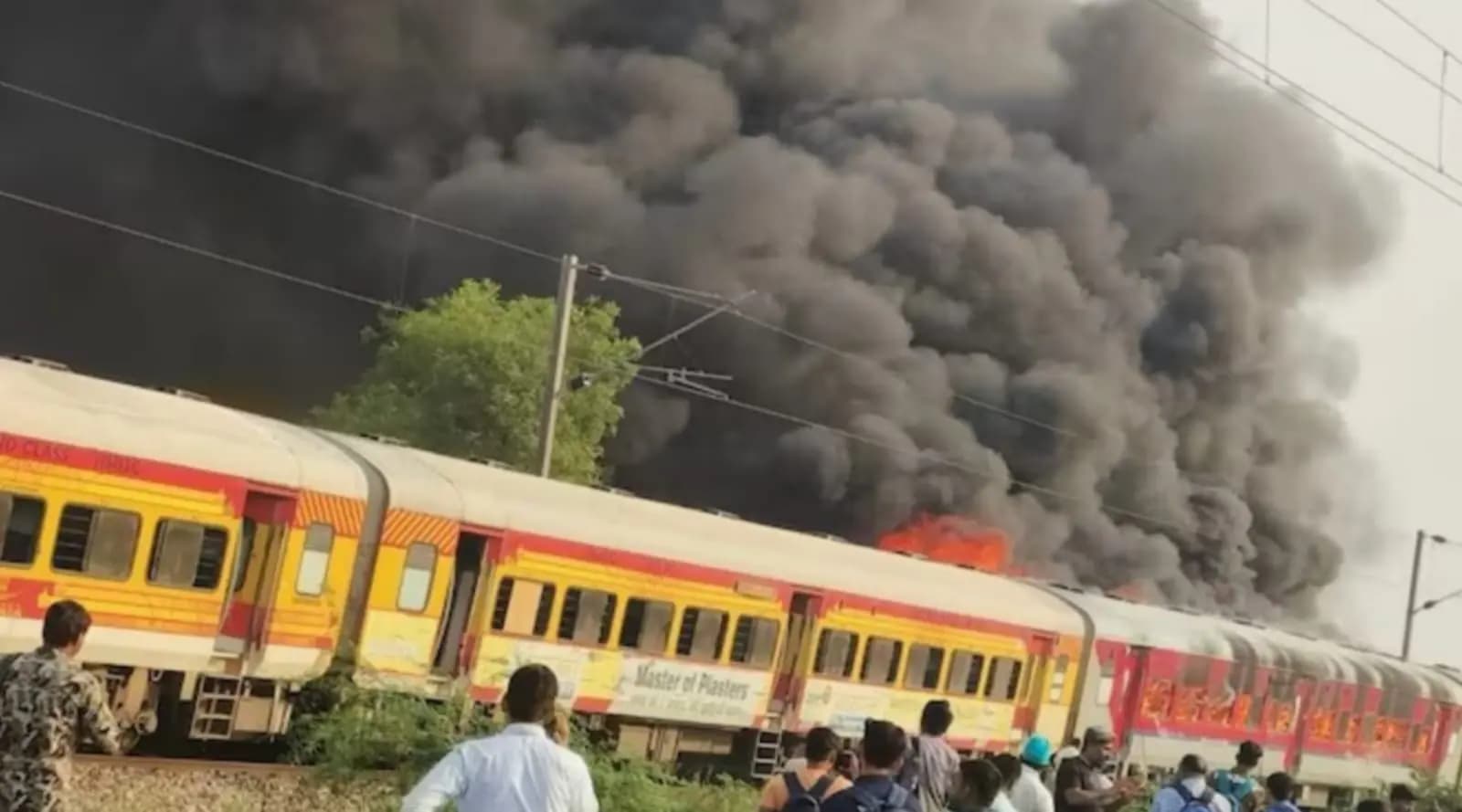 terrible fire broke out on Patalkot Express near Agra